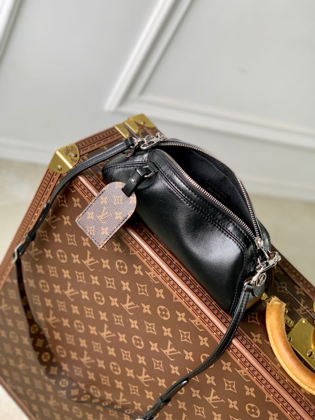 Louis Vuitton  Pochette Vibe Black Lambskin leather M14544 High