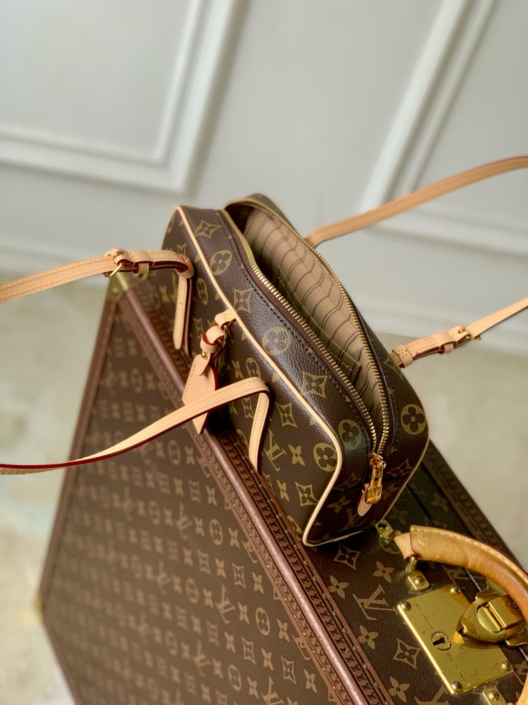 Louis Vuitton Hang On Monogram coated canvas M47031 High