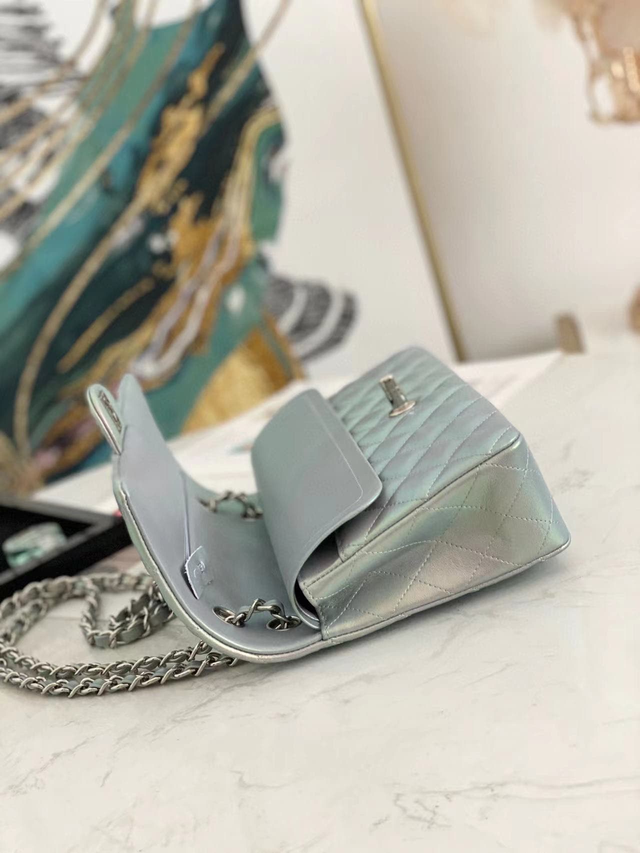 Medium CLASSIC HANDBAG Iridescent Lambskin & Silver-Tone Metal Green A