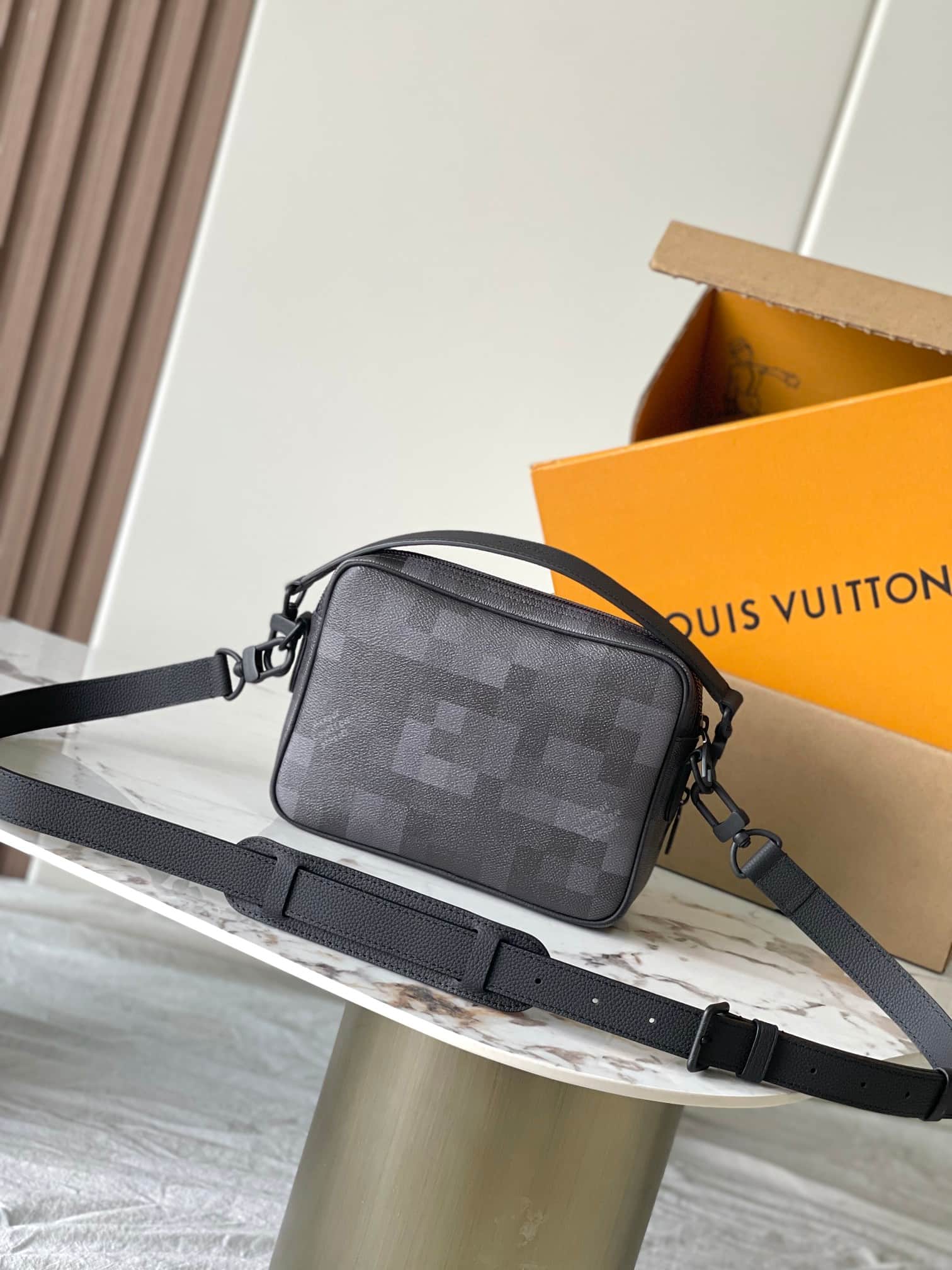 Louis Vuitton Nil Messenger Black Damoflage Black coated canvas M14988 TOP