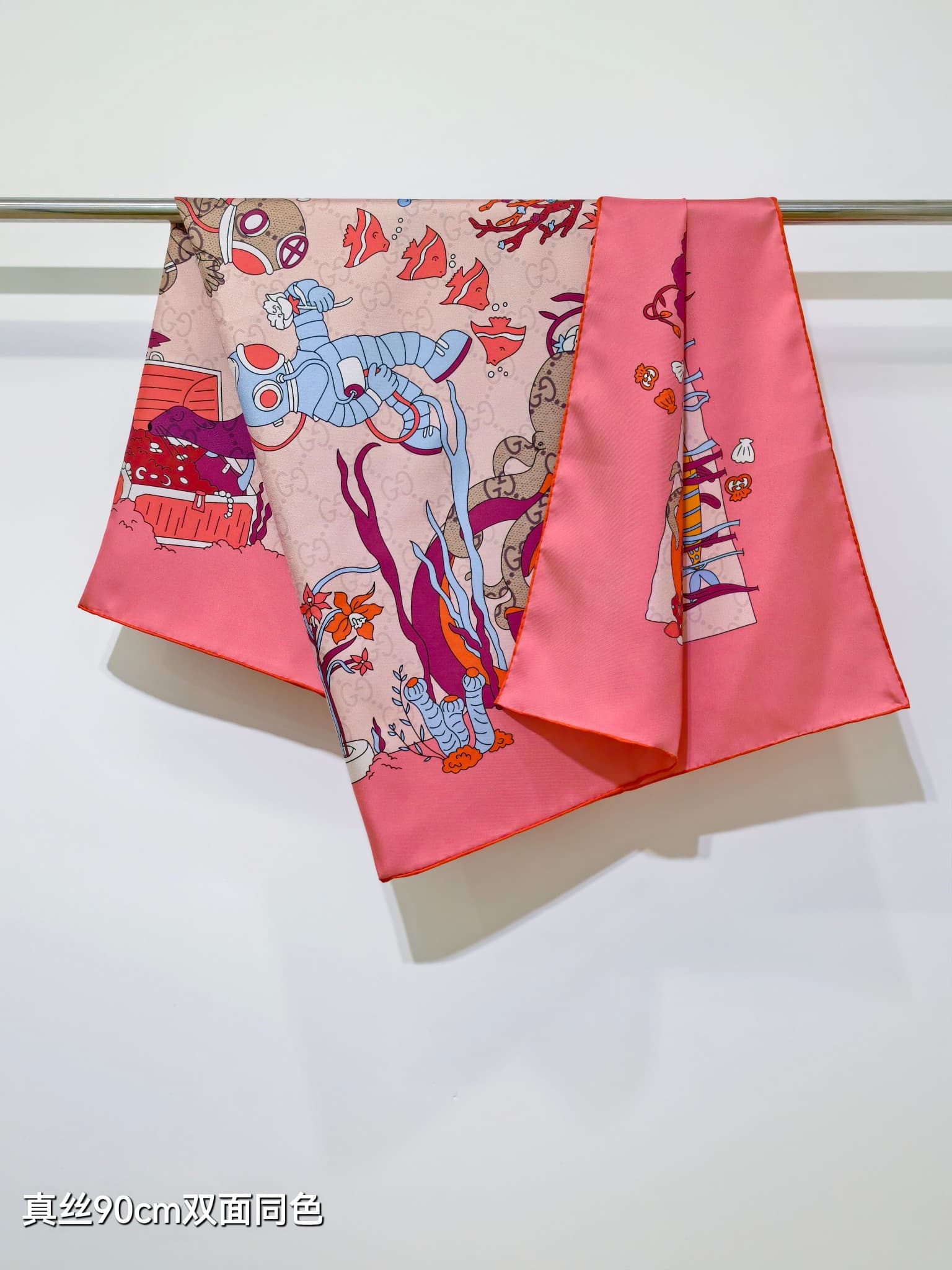Gucci Printed silk carré in pink