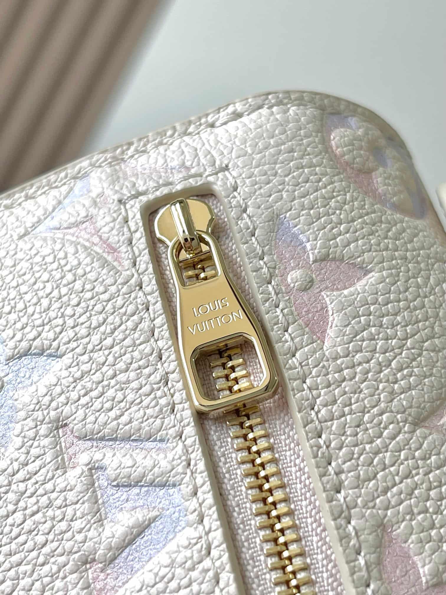 Louis Vuitton Pochette Métis East West Embossed grained cowhide leather M25682 Dream Cream TOP