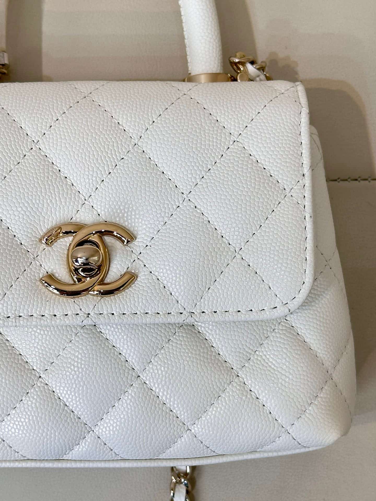 Chanel Clutch with chain Grained Calfskin & Gold-Tone Metal White AP4244 TOP