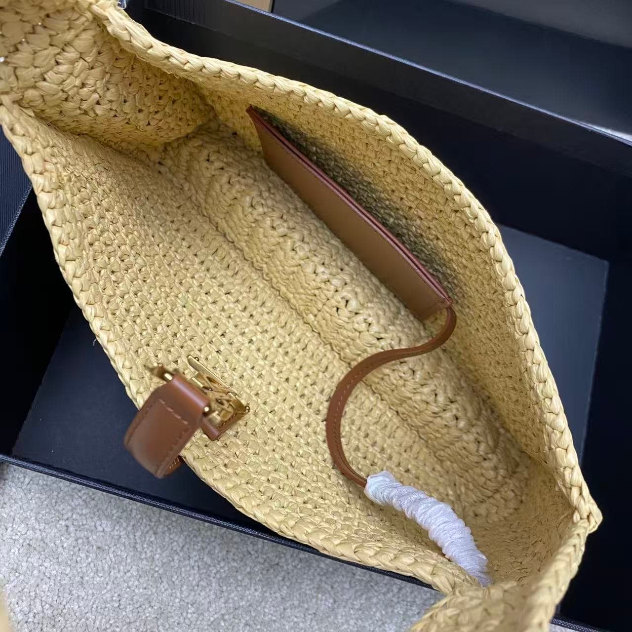 Saint Laurent Le 5 à 7 shoulder bag in natural raffia