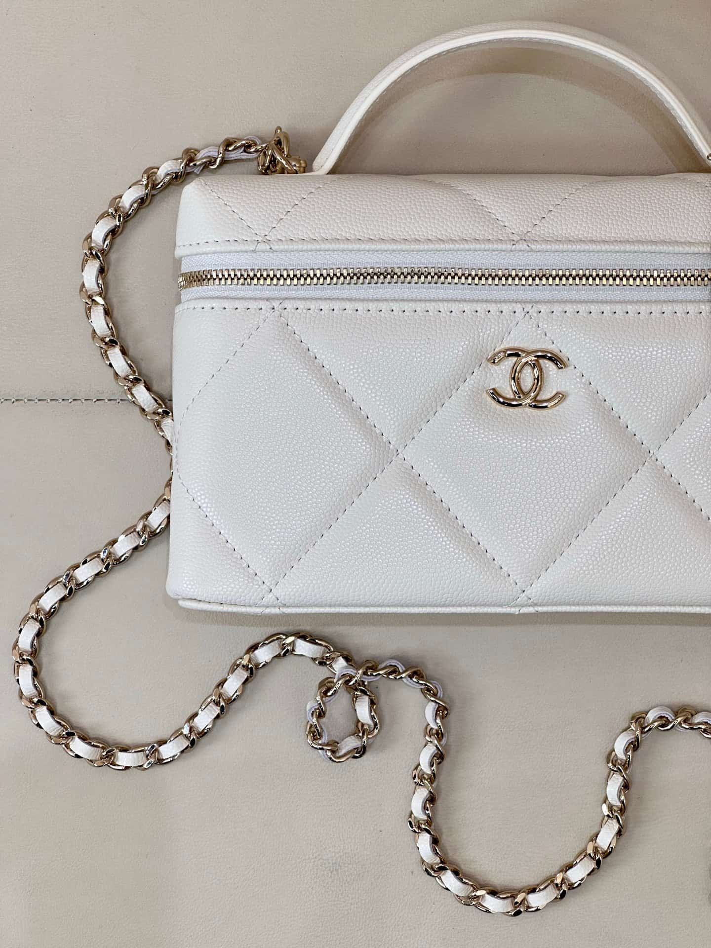 Chanel Vanity with Chain Grained Shiny Calfskin & Gold-Tone Metal White AP4936 TOP