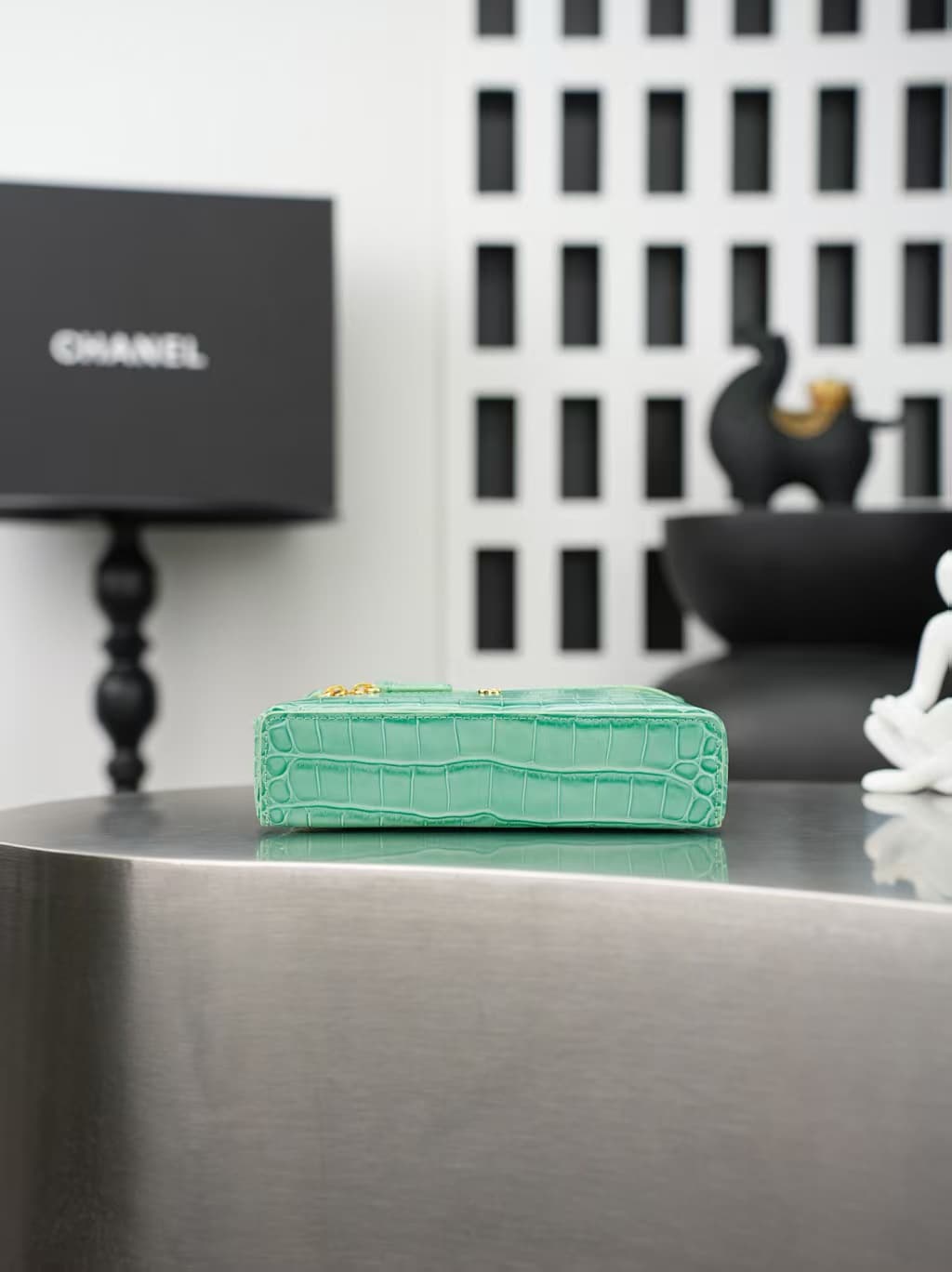 Chanel Small Vanity with chain crocodile-embossed calfskin& Gold-Tone Metal Green AS5346 A