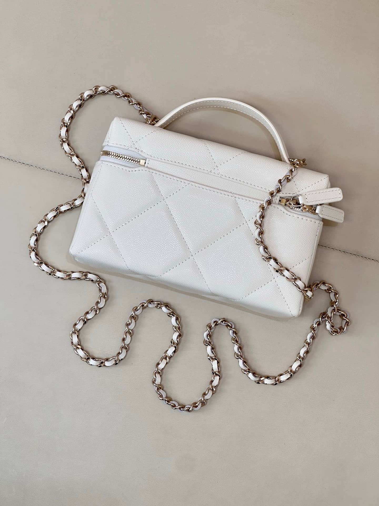 Chanel Vanity with Chain Grained Shiny Calfskin & Gold-Tone Metal White AP4936 TOP
