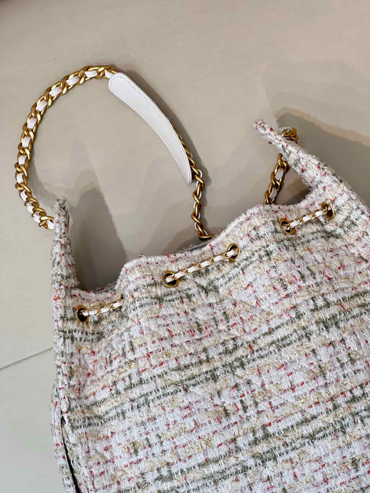Chanel 25 Medium Hobo handbag AS5311 Wool Tweed & Gold-Tone Metal Ecru Khaki Gold & Red TOP