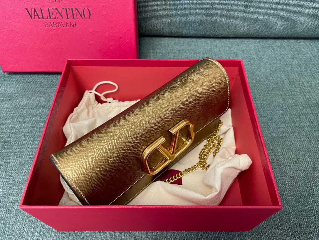 Valentino Garavani VLogo signature wallet on chain bag Grainy Calfskin Gold High