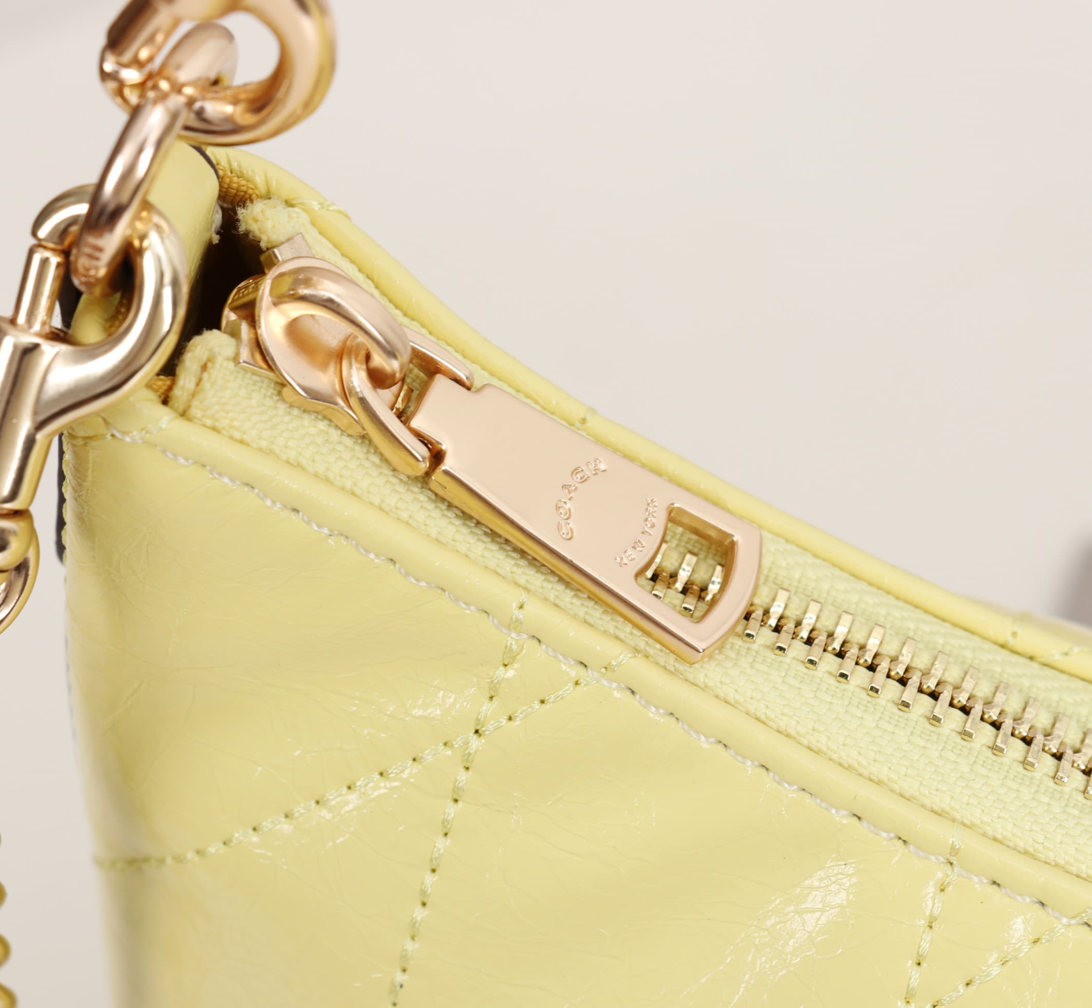 Coach Caitlin Shoulder Bag With Quilting Glazed leather/Gold/Soft Yellow High