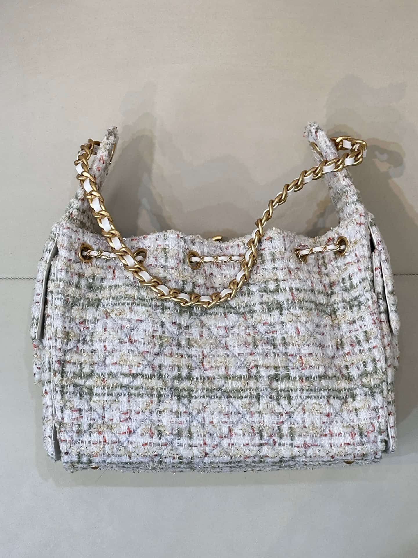 Chanel 25 Small Hobo handbag AS5293 Wool Tweed & Gold-Tone Metal Ecru Khaki Gold & Red TOP