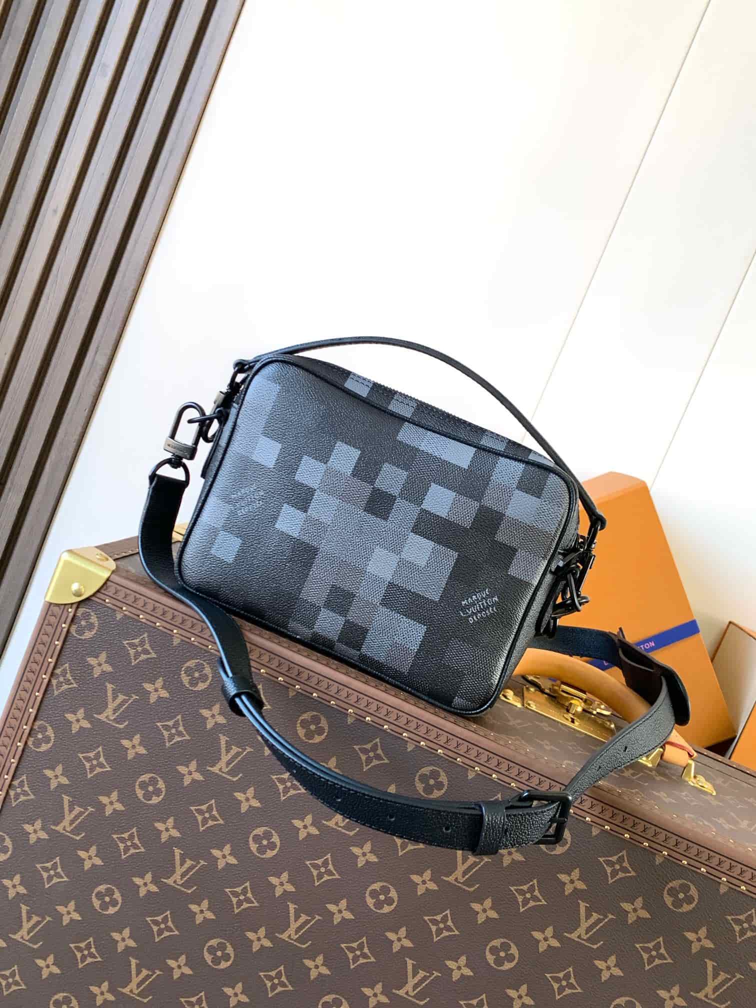 Louis Vuitton Nil Messenger Damoflage Black coated canvas M14988 High