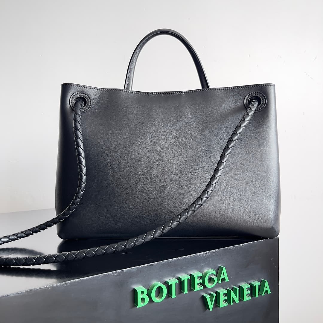 Bottega Veneta Andiamo tote bag in black calfskin leather TOP