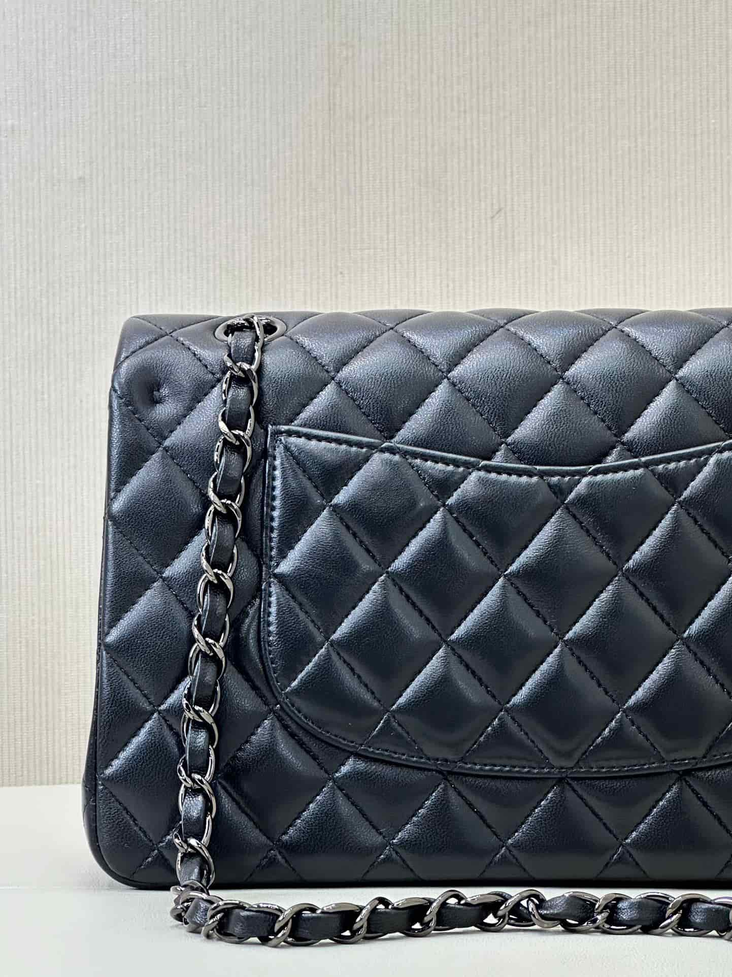 Chanel Medium CLASSIC HANDBAG Lambskin Black Silver Metal TOP