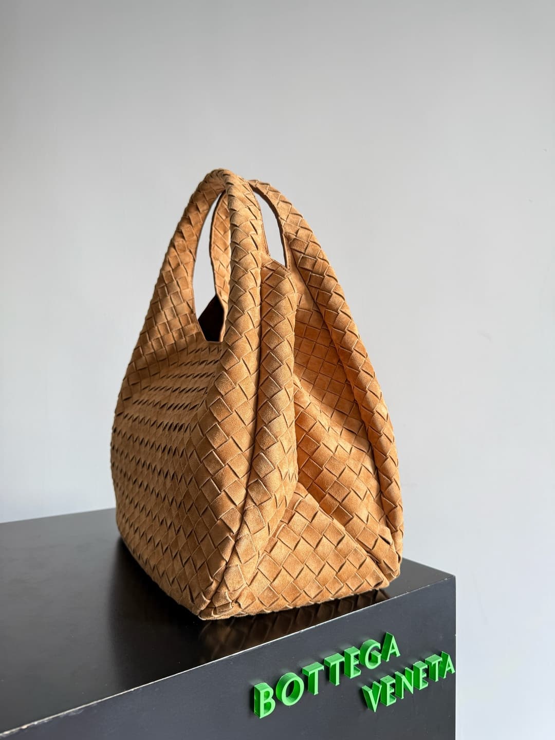 Bottega Veneta Medium Campana shoulder bag suede in Beige TOP