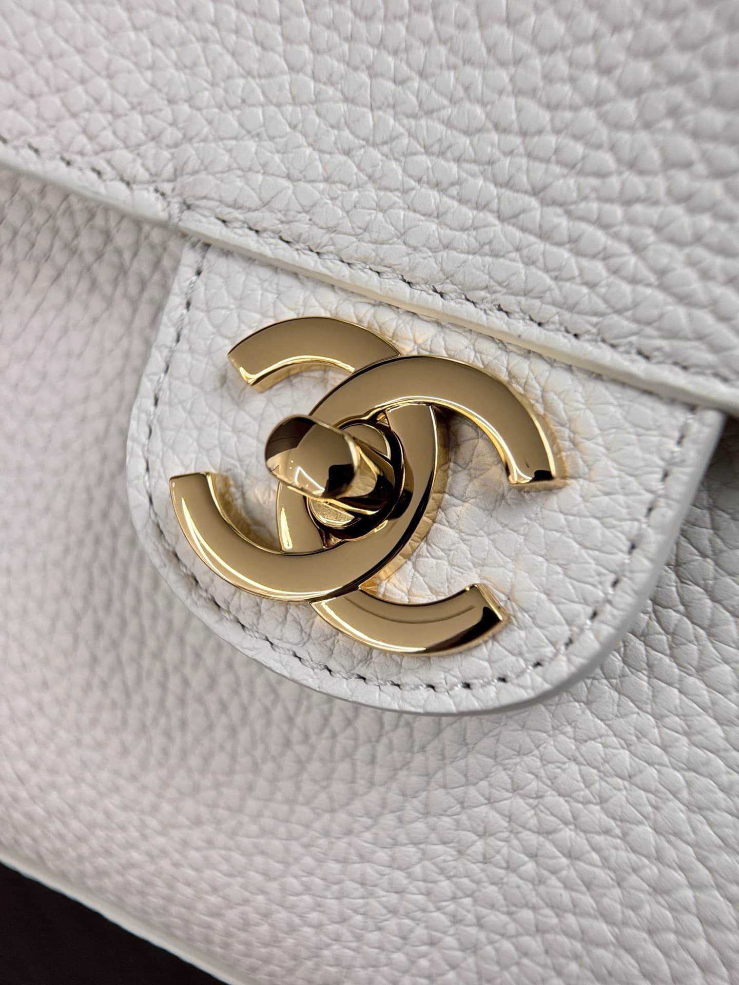 Chanel Maxi Flapbag Grained Calfskin & Gold-Tone Metal White AS6231 A