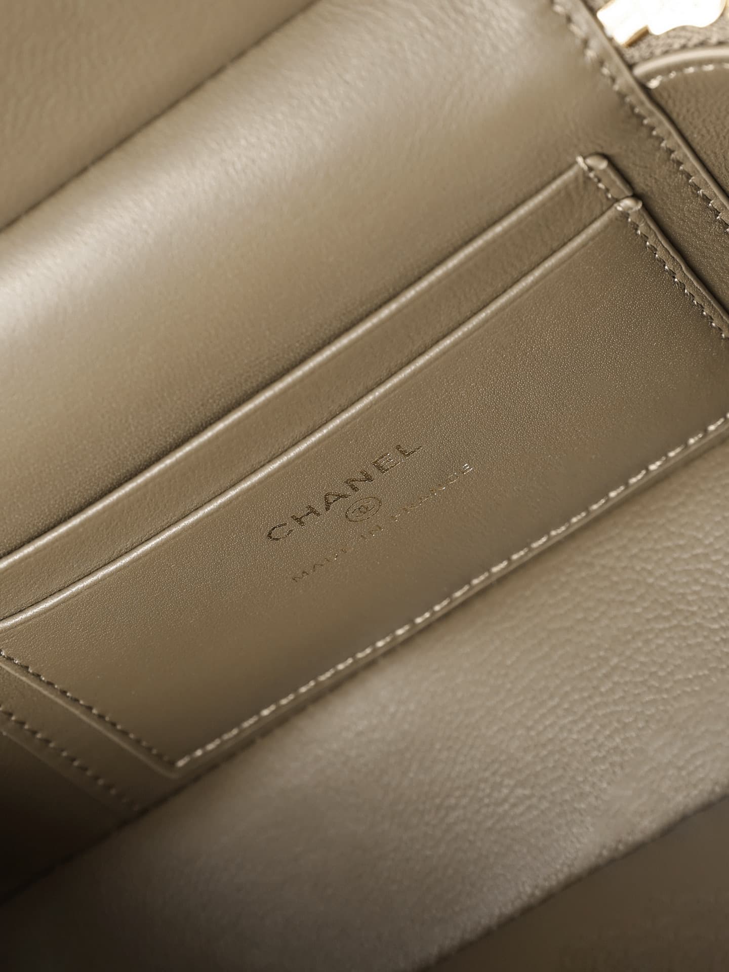 Chanel Vanity with Chain Crocodile-embossed leather& Gold-Tone Metal Dark khaki AP5195 A