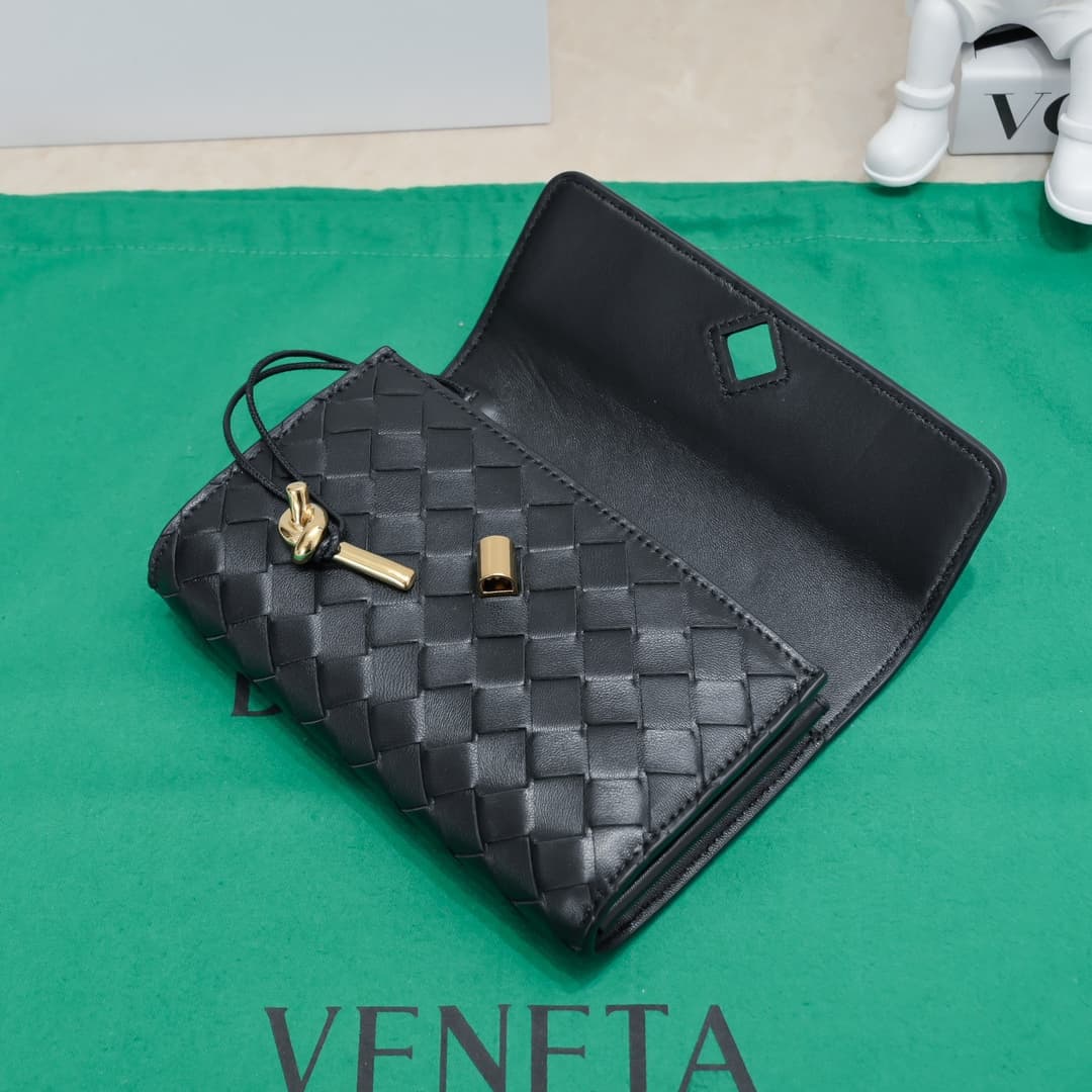 BV Andiamo Clutch Black High