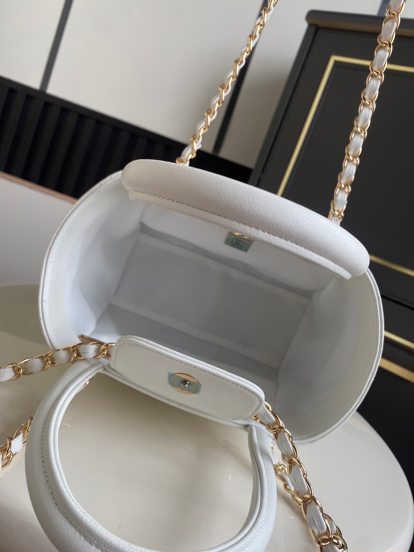 Chanel Tote Bag Grained Calfskin&Gold-Tone Metal White AS6025 High