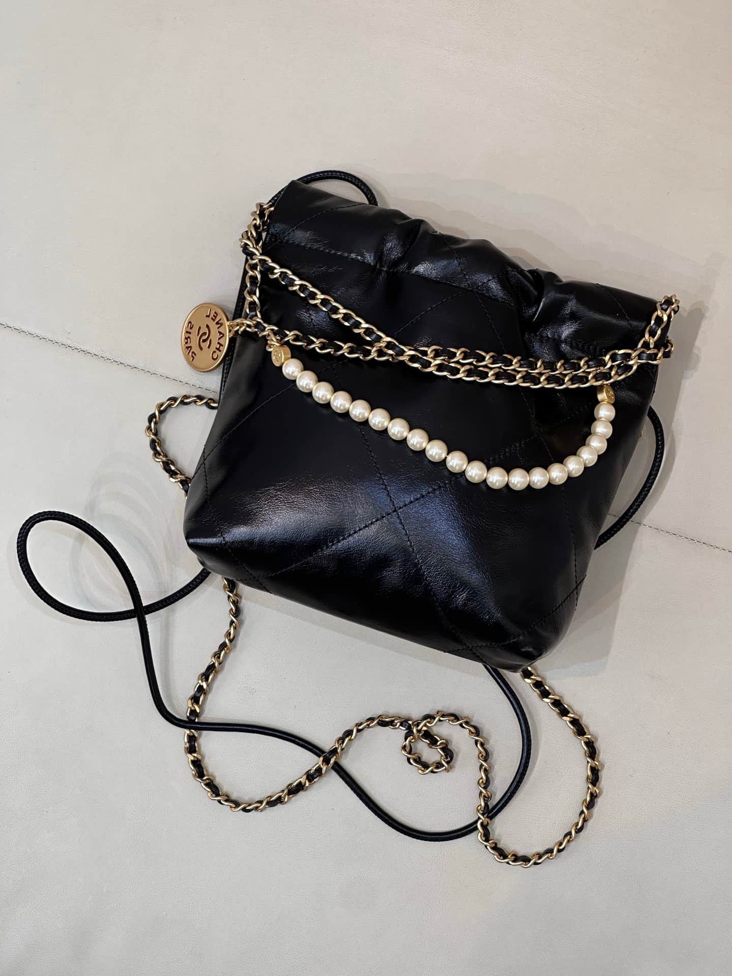 Chanel 22 MINI HANDBAG Shiny Calfskin Black & Gold-Tone Metal AS3980 TOP