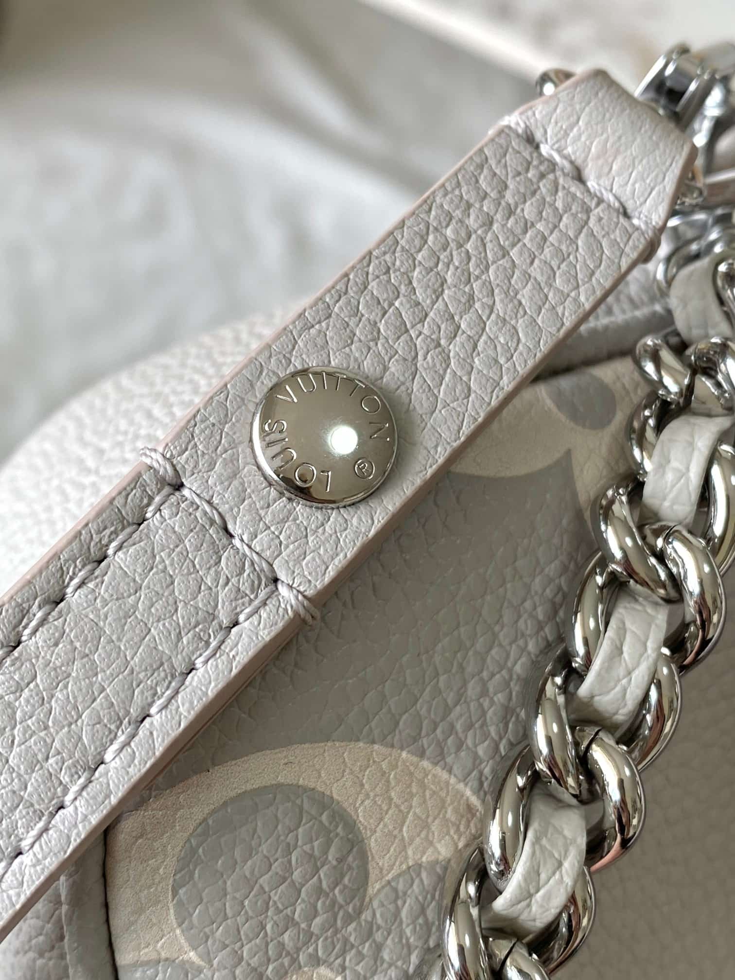 Louis Vuitton Wallet On Chain Ivy Embossed grained cowhide leather M14225 Brume Gray / White Quartz TOP
