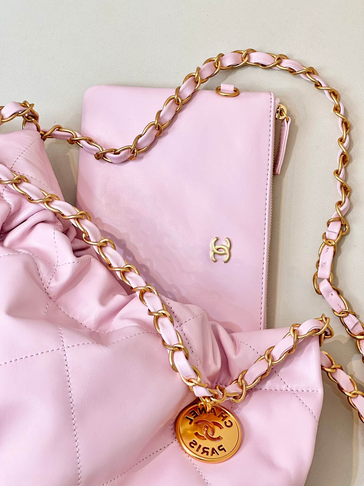 Chanel 22 Small handbag Shiny  calfskin & gold-tone metal AS3260 Pink TOP