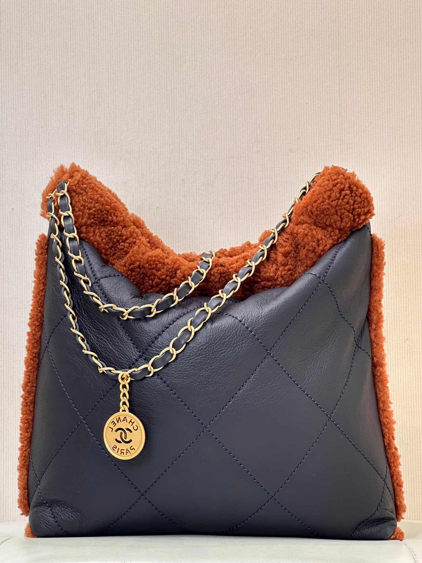 Chanel 22 Small handbag Shiny Calfskin Shearling & Gold-tone metal AS3260 Black with Brown TOP
