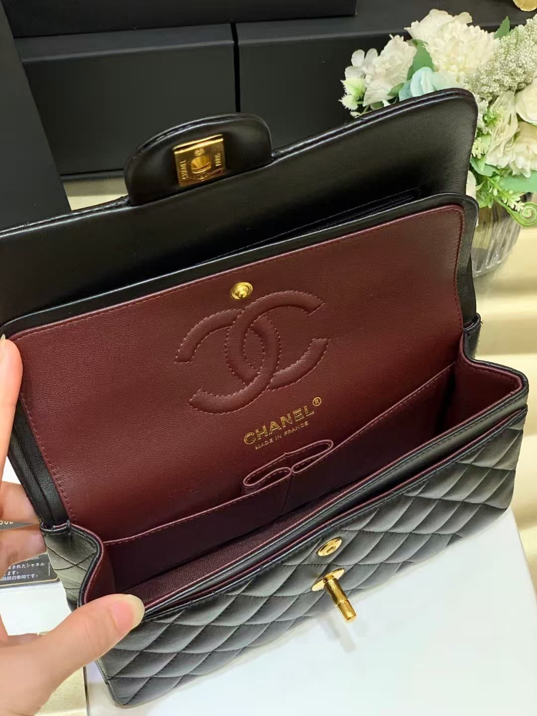Chanel Medium CLASSIC HANDBAG Lambskin Black Gold Metal TOP