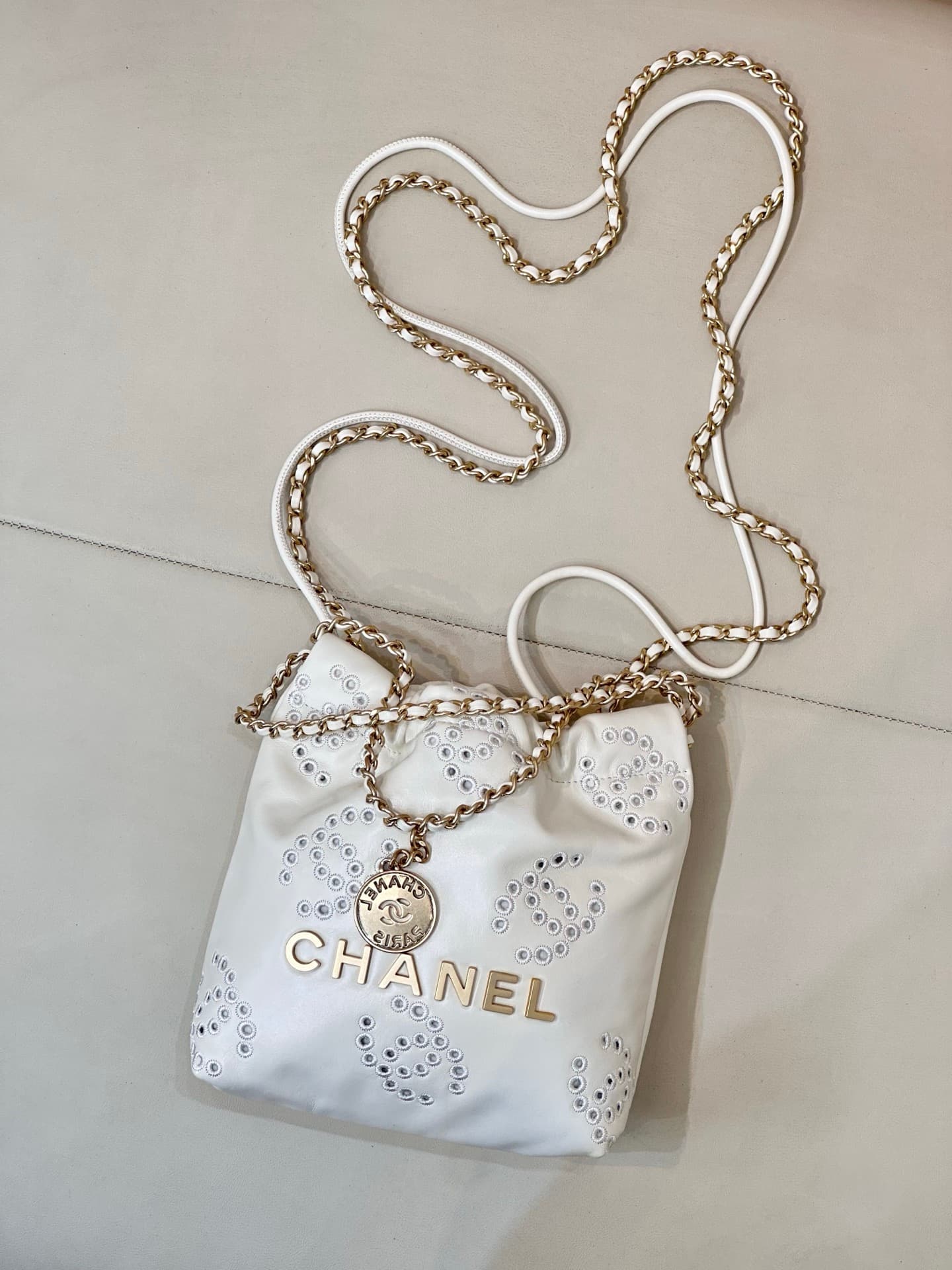 Chanel 22 MINI HANDBAG Shiny Calfskin White & Gold-Tone Metal AS3980 TOP