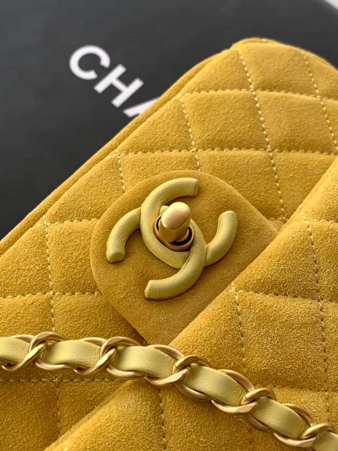 Chanel Classic Flap bag in Yellow Suede & Gold-Tone Metal AS5989 A