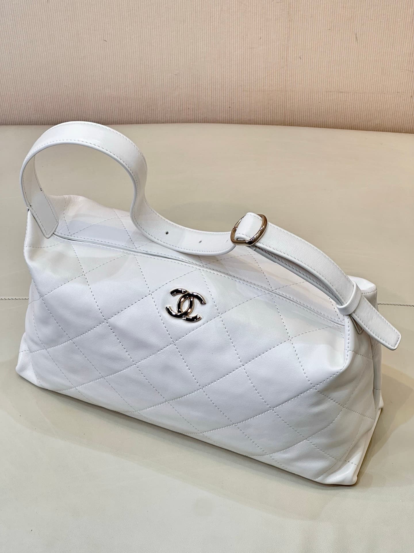 Chanel Maxi Hobo Bag Shiny Lambskin & Gold-Tone Metal AS6139 White TOP