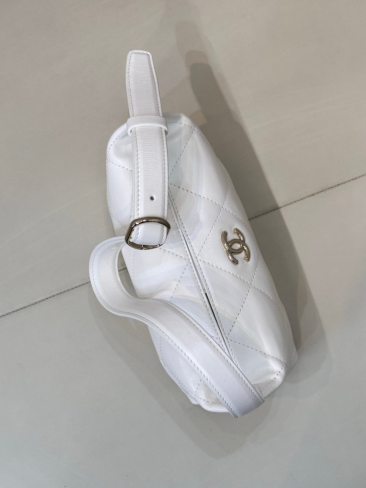 Chanel Hobo Bag Shiny Lambskin & Gold-Tone Metal AS6138 White TOP