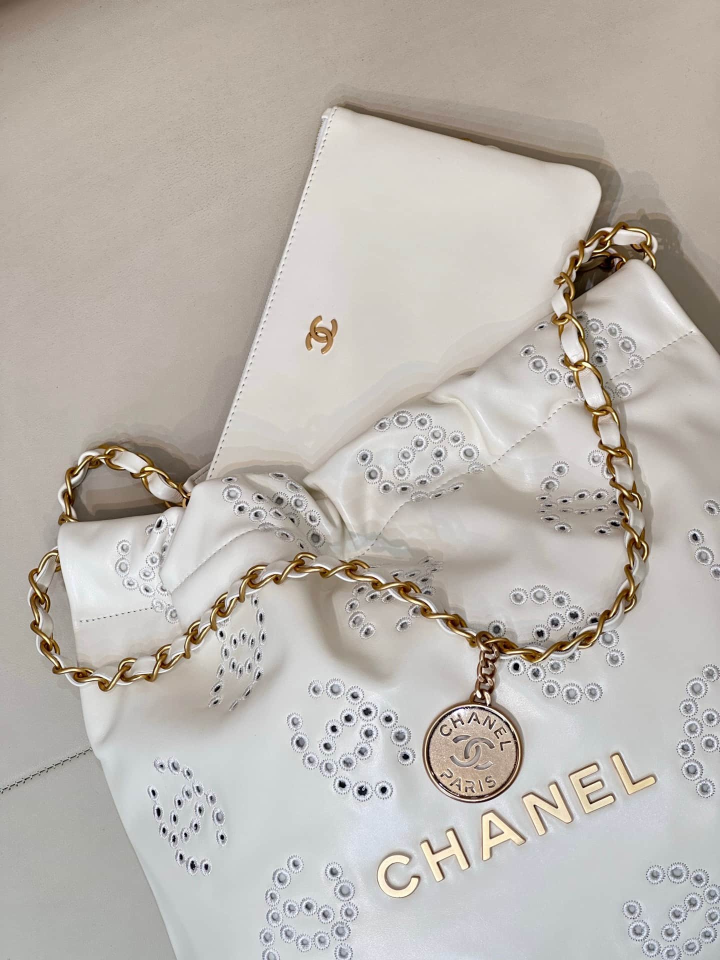 Chanel 22 Small handbag Shiny calfskin & gold-tone metal AS3260 white TOP