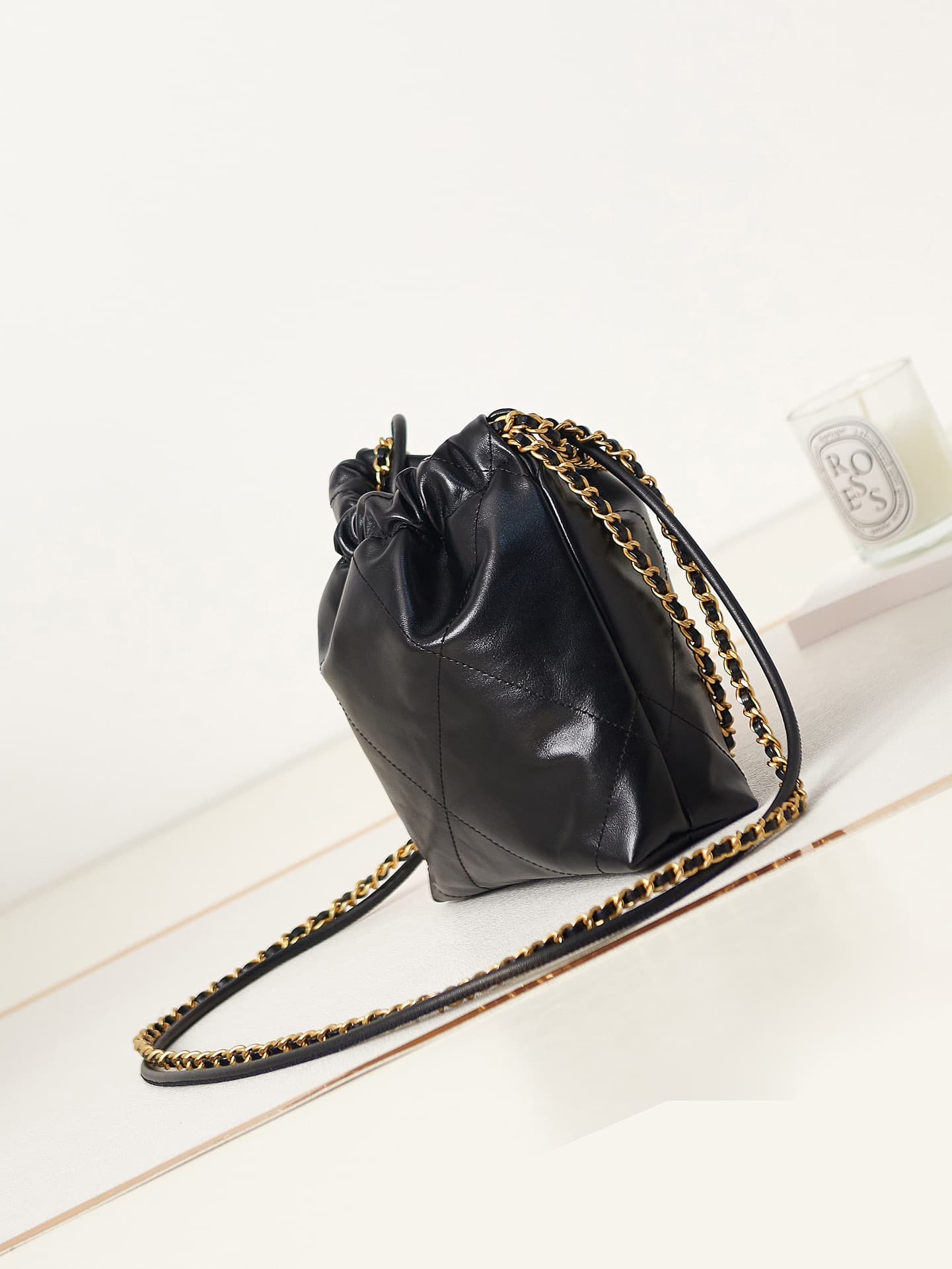 Chanel 22 MINI HANDBAG Shiny Calfskin Black & Gold-Tone Metal AS3980 A