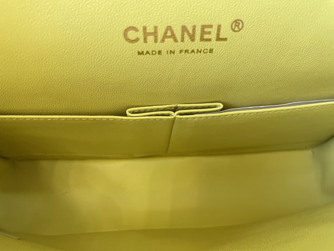 Medium CLASSIC HANDBAG Grained Calfskin Yellow Gold Metal A