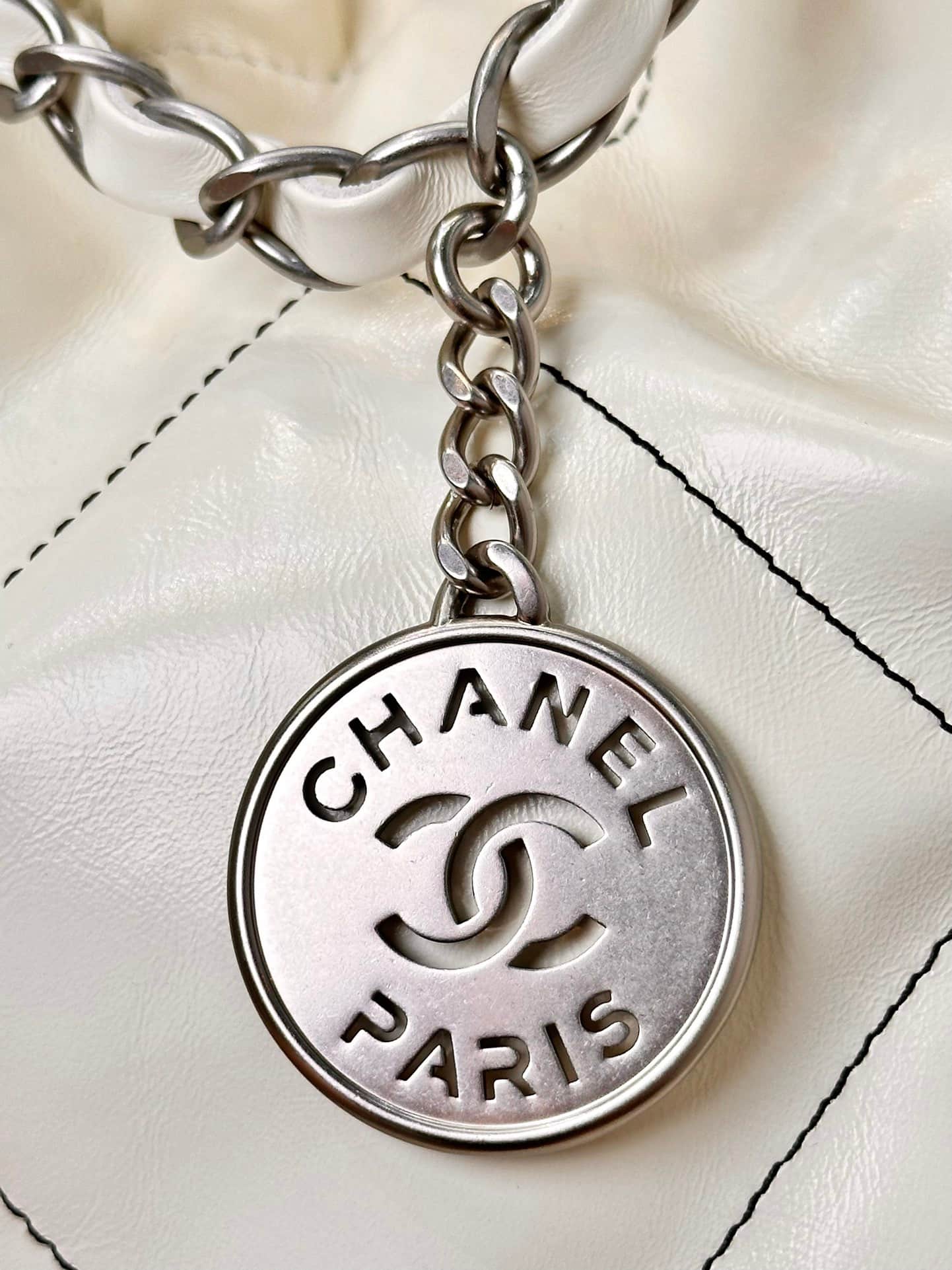 Chanel 22 Small handbag Shiny calfskin & silver-tone metal AS3260 White TOP