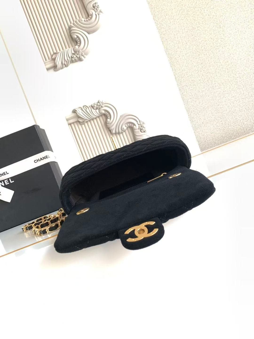 Chanel Classic Flap bag in Black Suede & Gold-Tone Metal AS5989 A