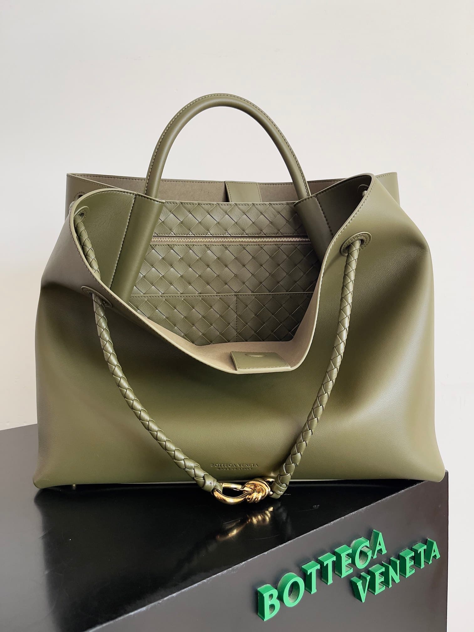 BV Andiamo Large tote bag in green calfskin leather TOP