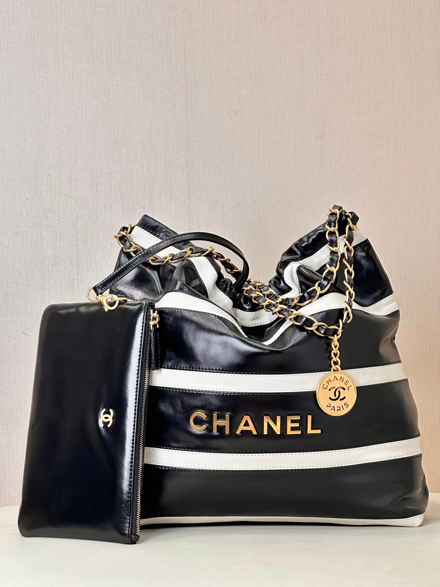 Chanel 22 Small handbag Shiny calfskin & Gold-tone metal AS3260 Black with White TOP