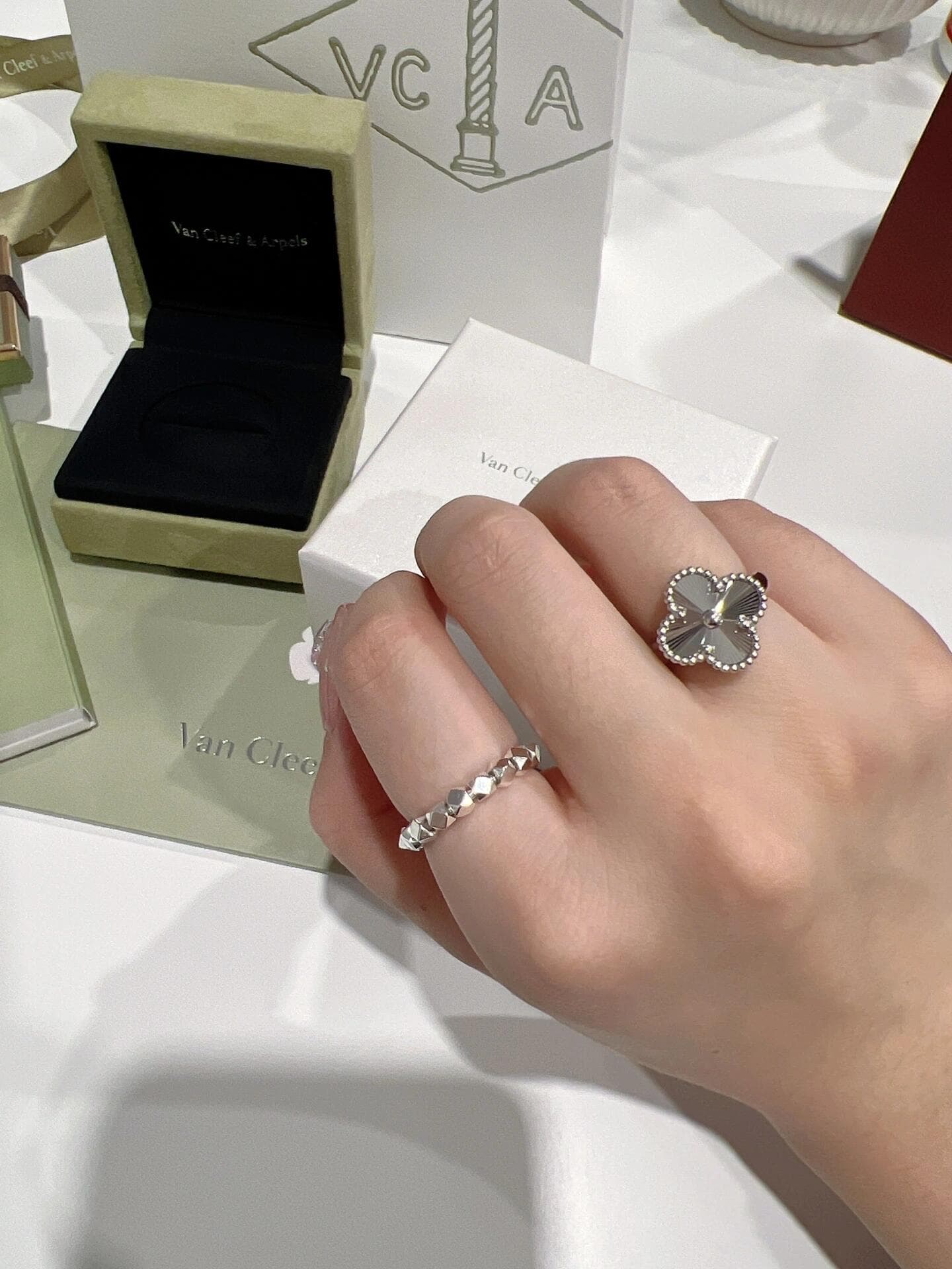 Van Cleef & Arpels Ring V gold High