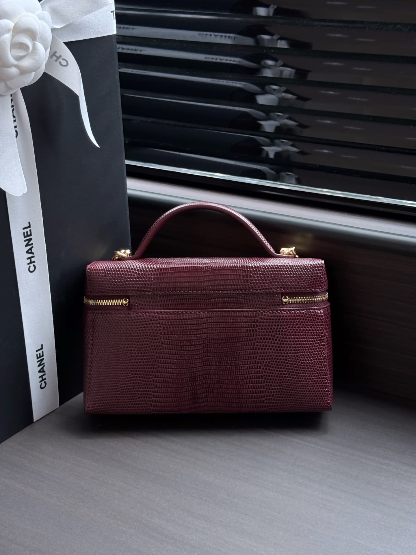 Chanel Small Vanity with chain Lizard Embossed Calfskin & Gold-Tone Metal Burgundy AS5195 A