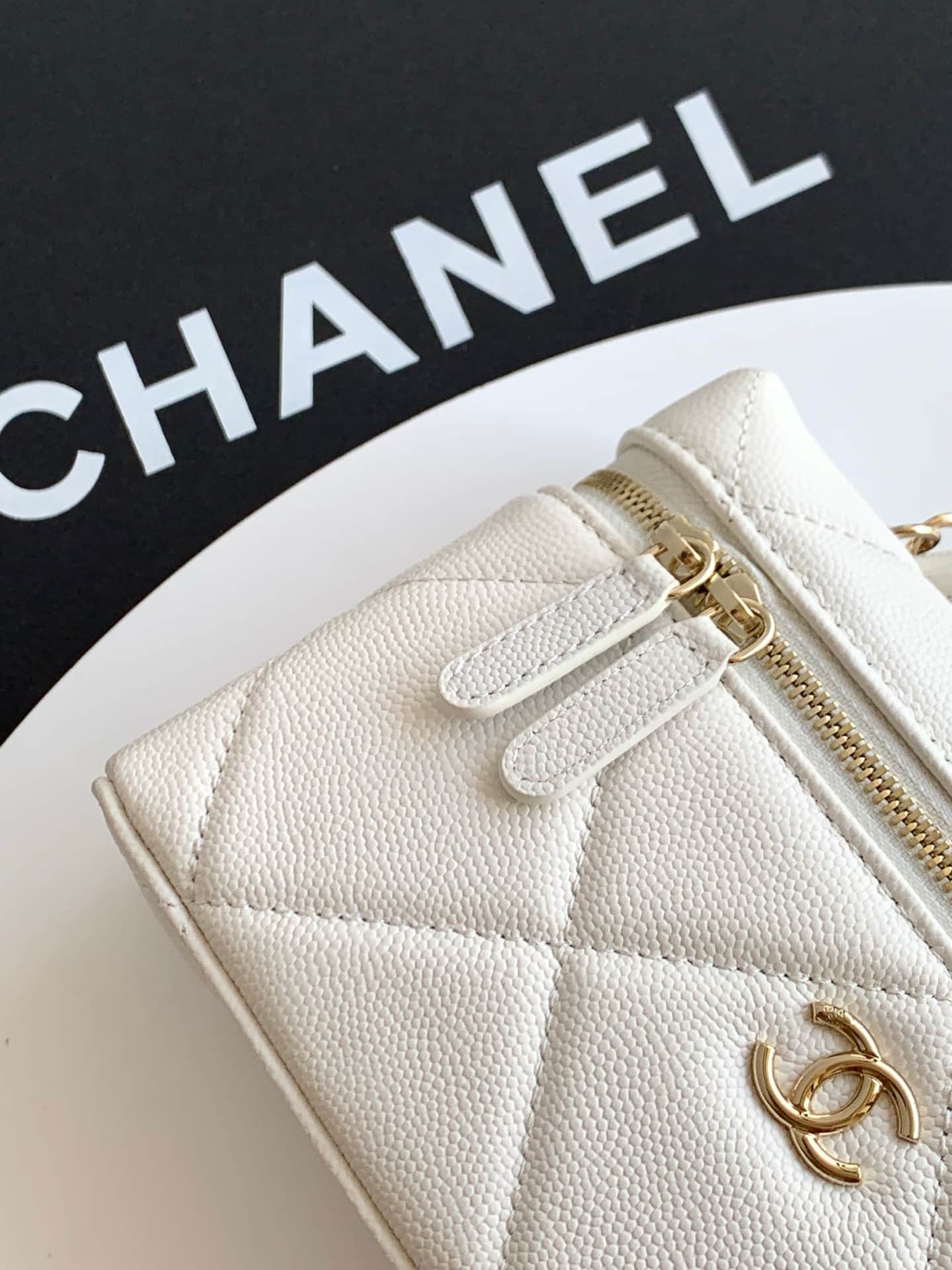 Chanel Vanity with Chain Grained Shiny Calfskin & Gold-Tone Metal White AP4936 A