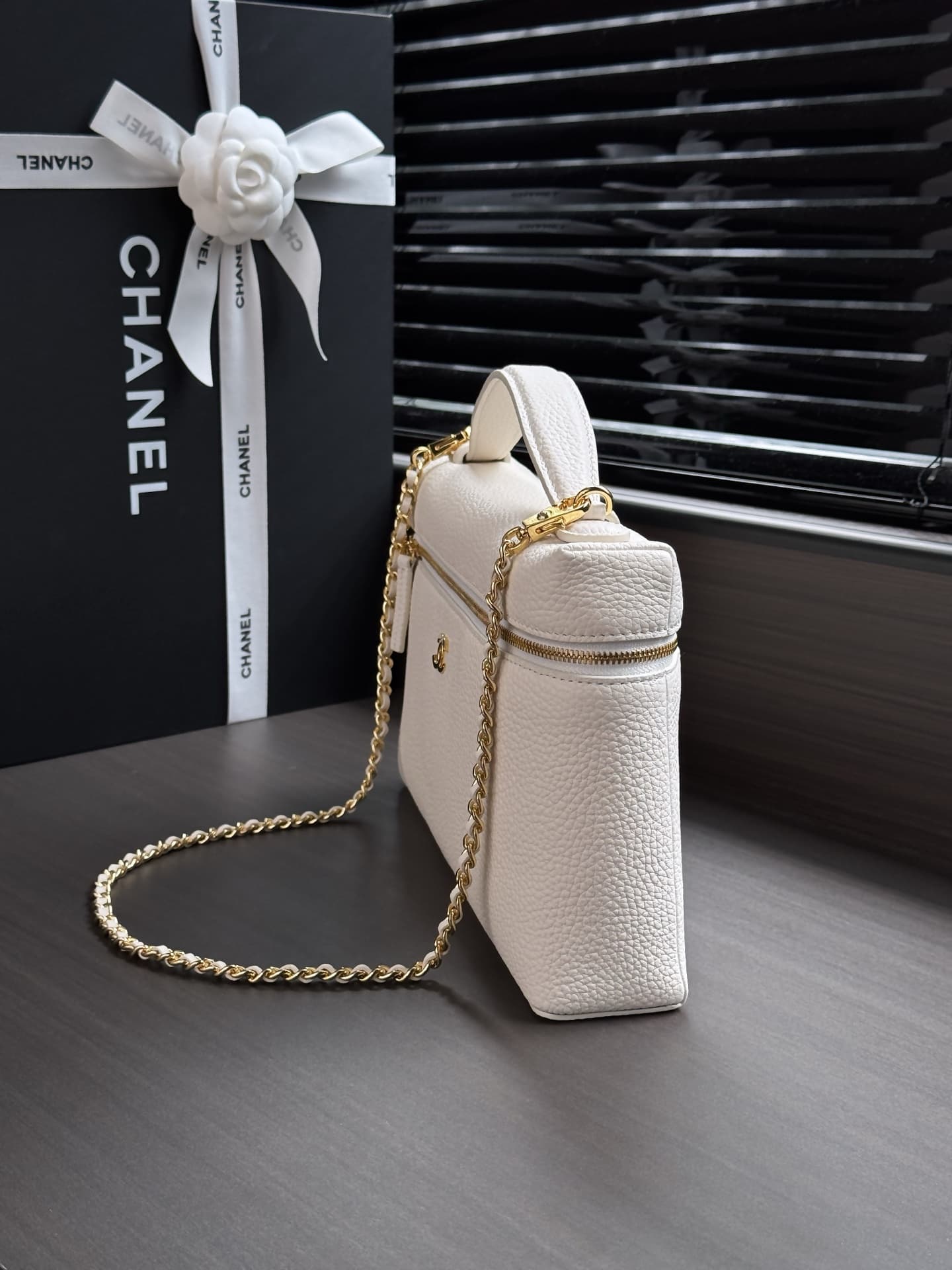 Chanel Vanity with chain Grained Calfskin & Gold-Tone Metal White AS6473 A