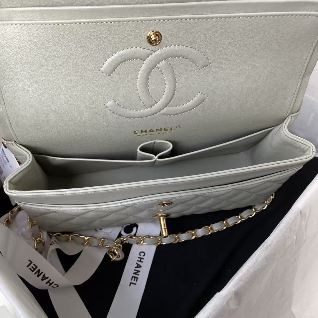 Medium CLASSIC HANDBAG Lambskin Gold Metal Warm Grey A