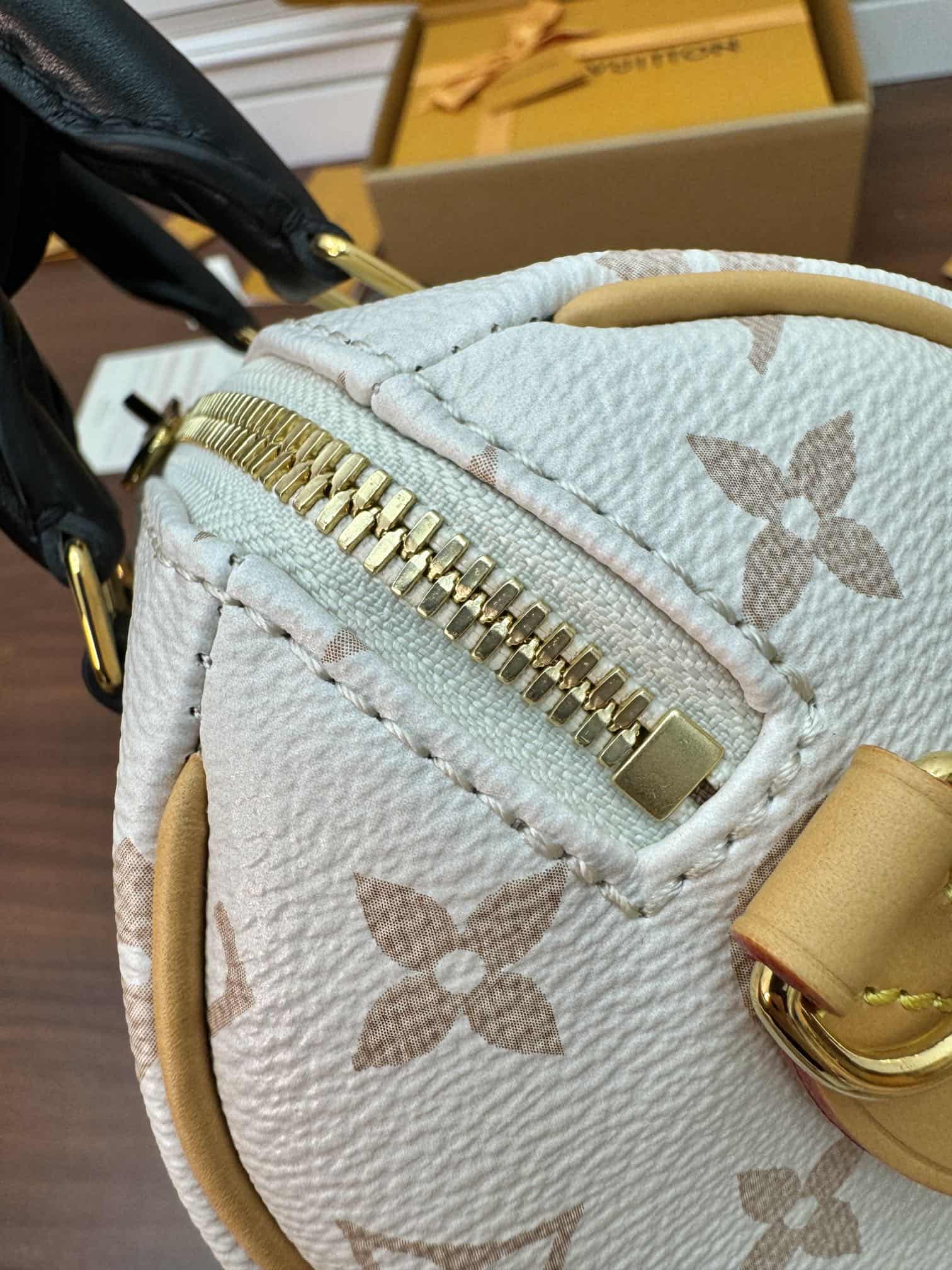 Louis Vuitton Speedy Bandoulière 20 Monogram coated canvas M46906 Top