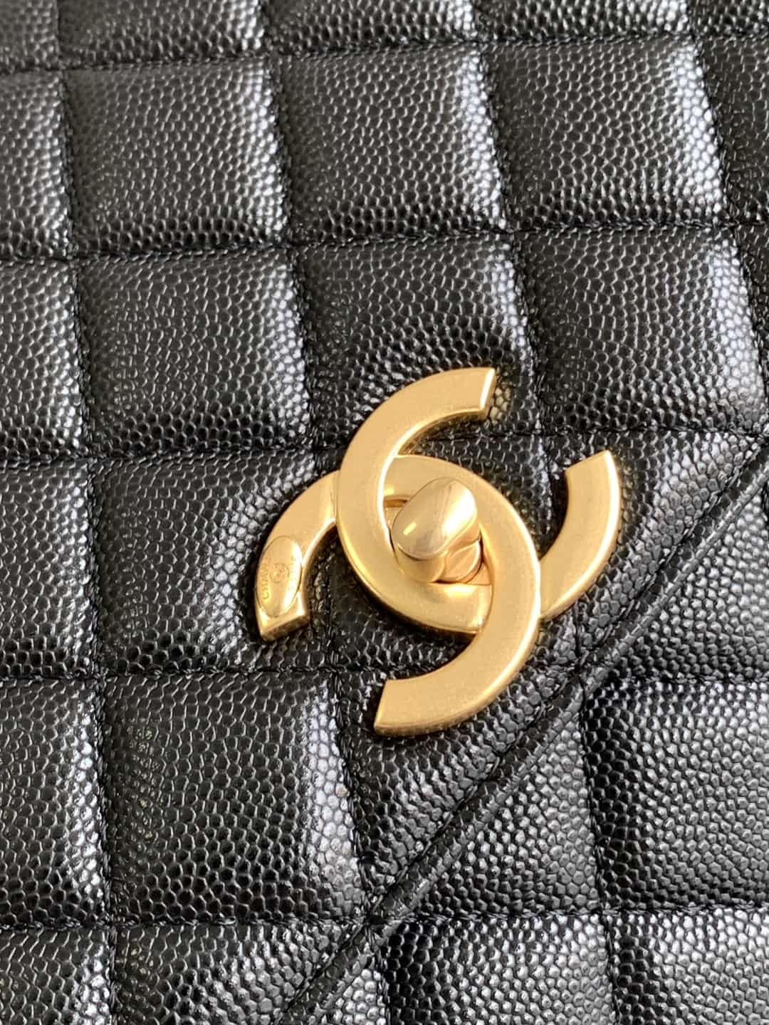 Medium FLAP BAG WITH TOP HANDLE Grained Calfskin A92991 Black-binding Gold Metal A