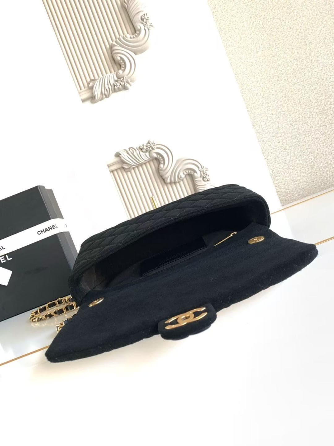 Chanel Classic Flap bag in Black Suede & Gold-Tone Metal AS5987 A