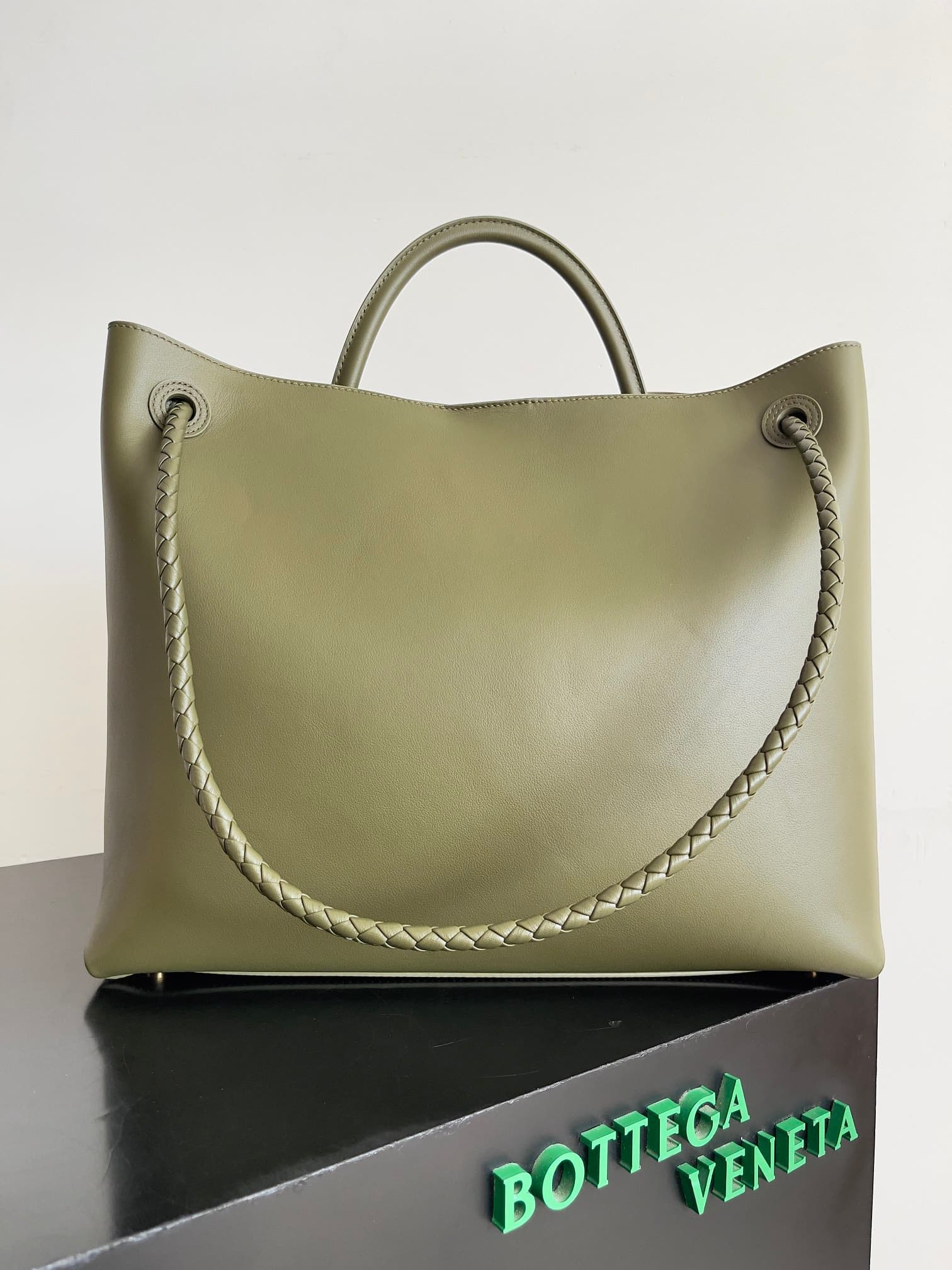 BV Andiamo Large tote bag in green calfskin leather TOP