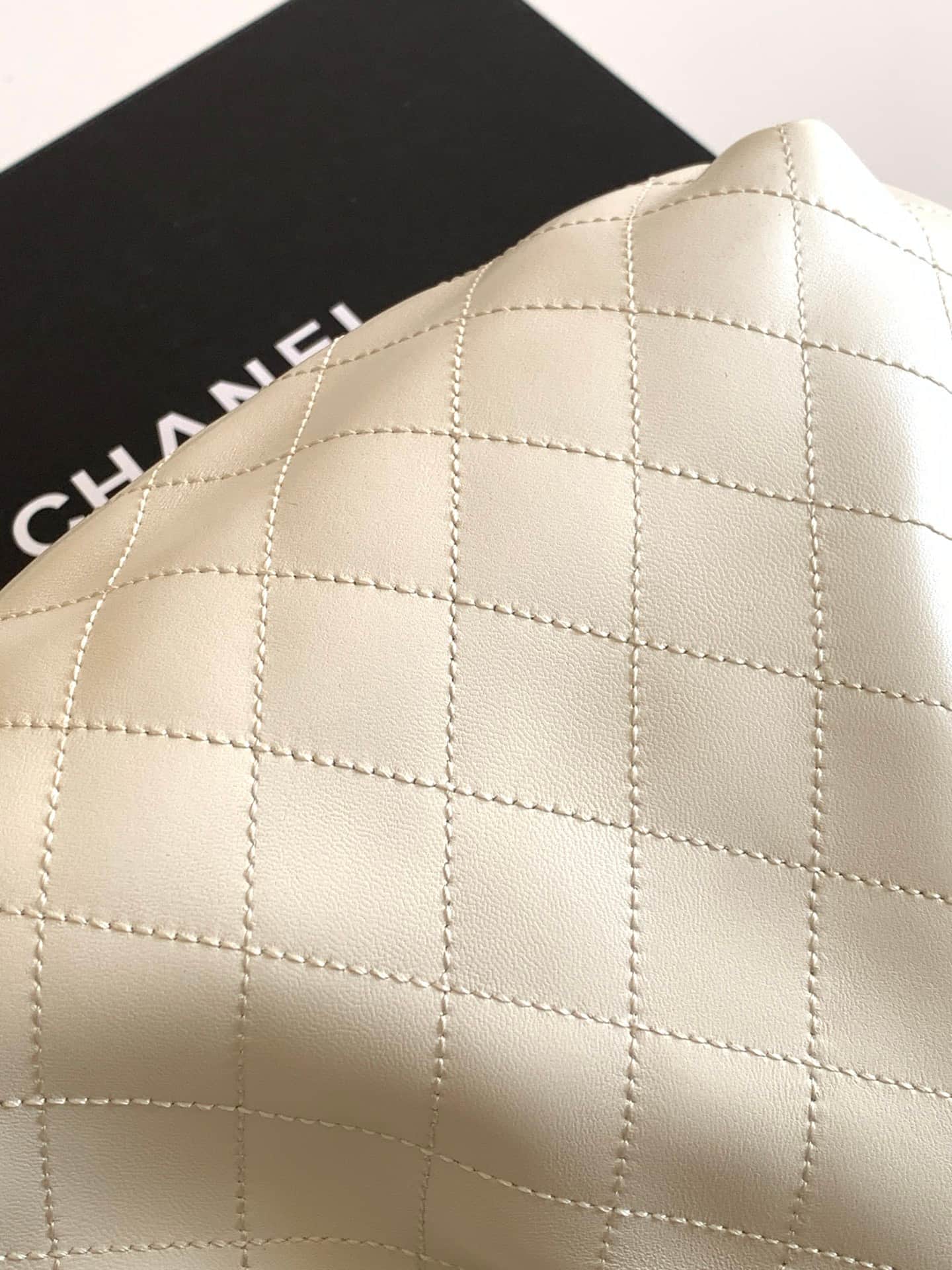Chanel Medium Hobo Bag Lambskin-Shell Effect Plexi & Gold-Tone Metal White AS6010 High