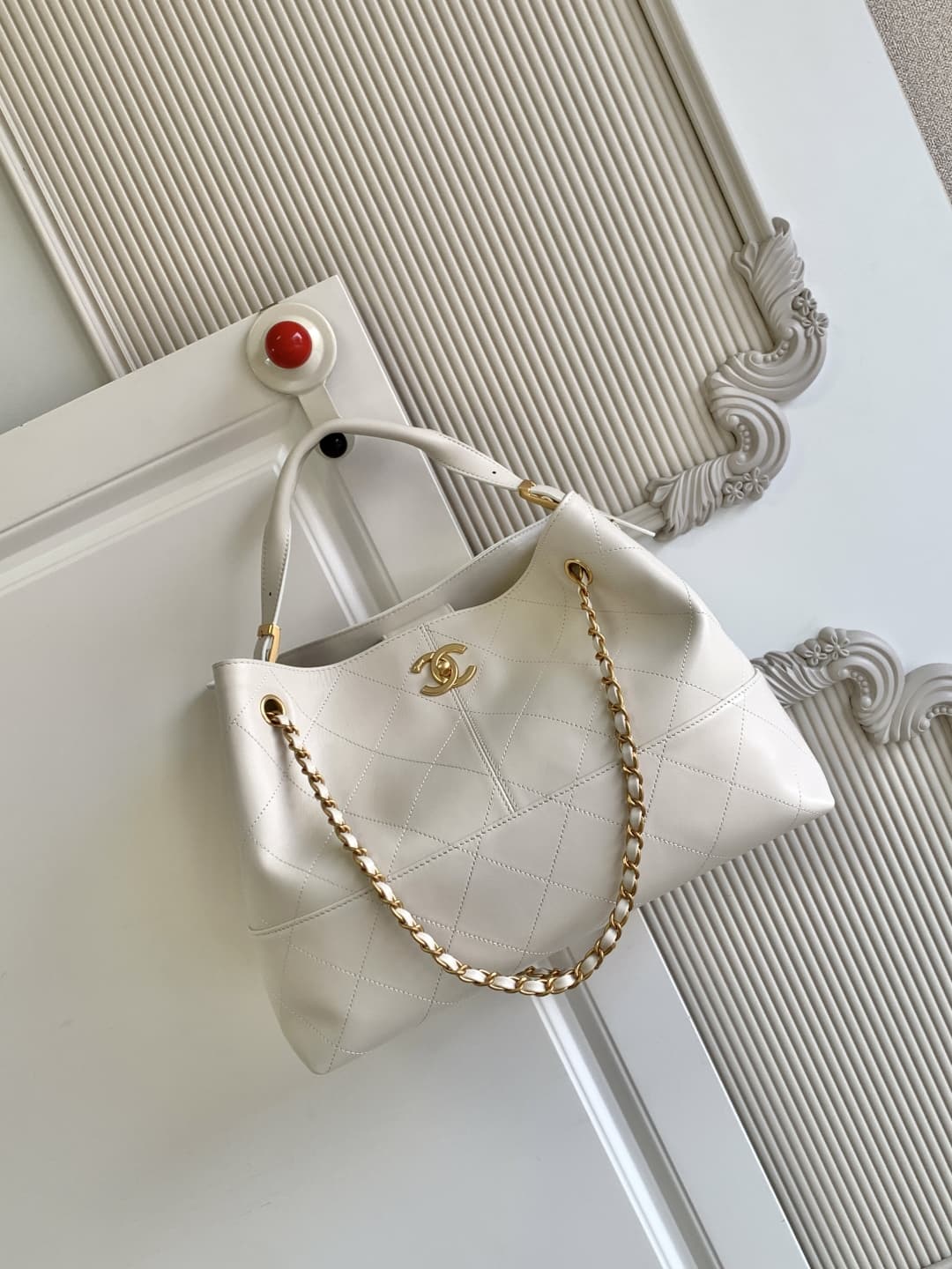 Small Shopping Bag Calfskin & Gold-Tone Metal AS5634 A